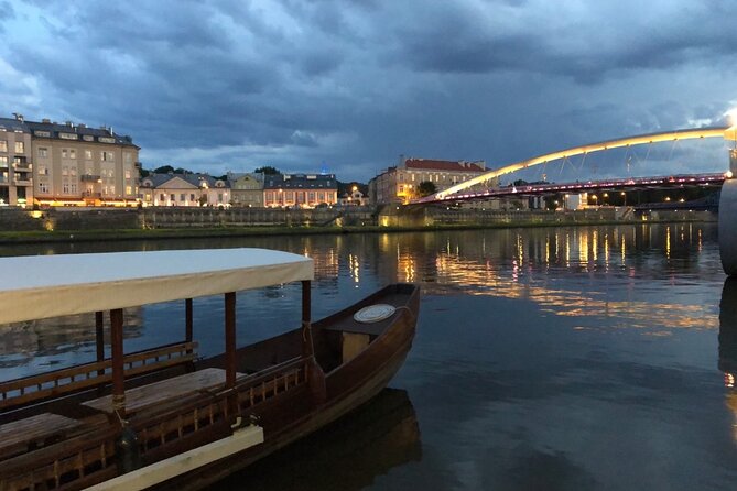 1 Hour Traditional Gondola Sightseeing Vistula River Cruise - A quiet hour on Kraków’s broad river