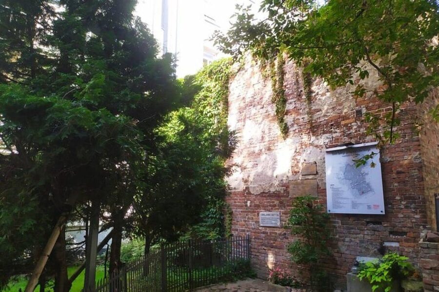A unique walking tour of Jewish Warsaw -- past and present - Guide Oliwia and the small-group format