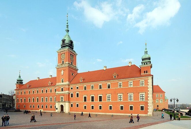 Amazing photo walk through the Old town of Warsaw - A portrait session through Warsaw’s Old Town
