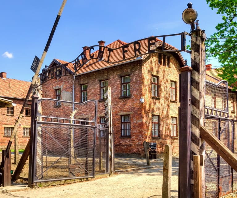 Auschwitz-Birkenau: Guided Tour with Fast Track Ticket - Languages and group experience
