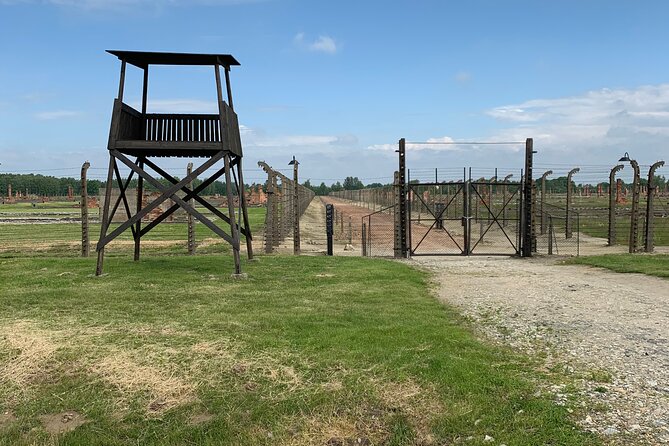 Auschwitz Trip From Krakow - English Speaking Guided Tour - Lunch and the long middle of the day