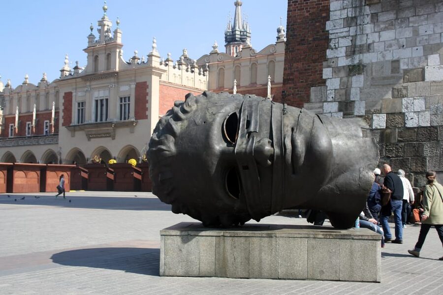 Cracow's Old Town sightseeing & St. Mary's Basilica Visit - Reading Kraków through the Main Square