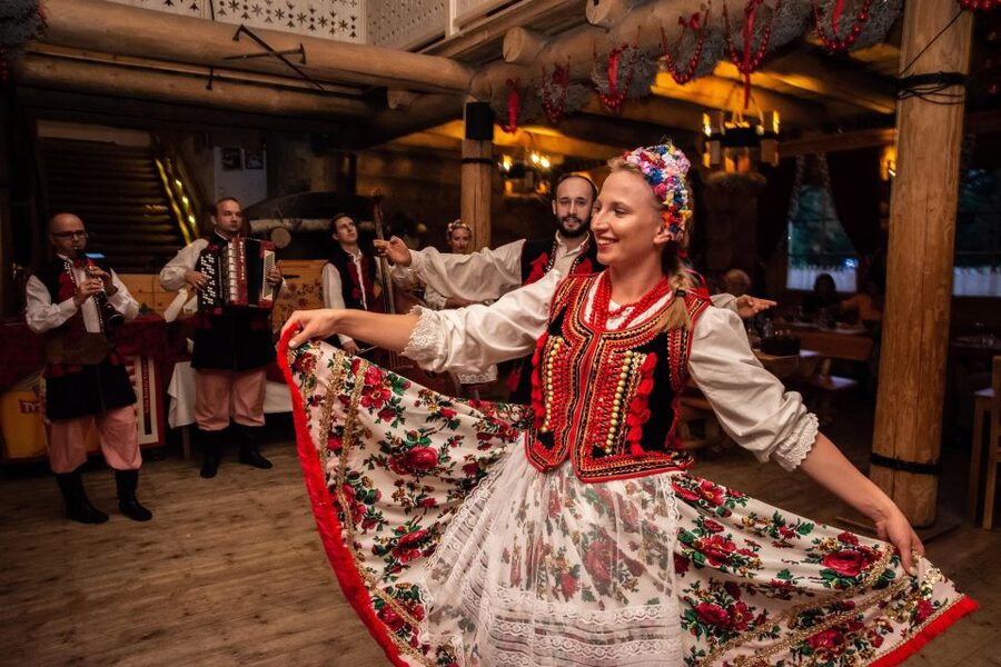 Evening Folk Show, singing, dancing and delicious food! - Key points to know
