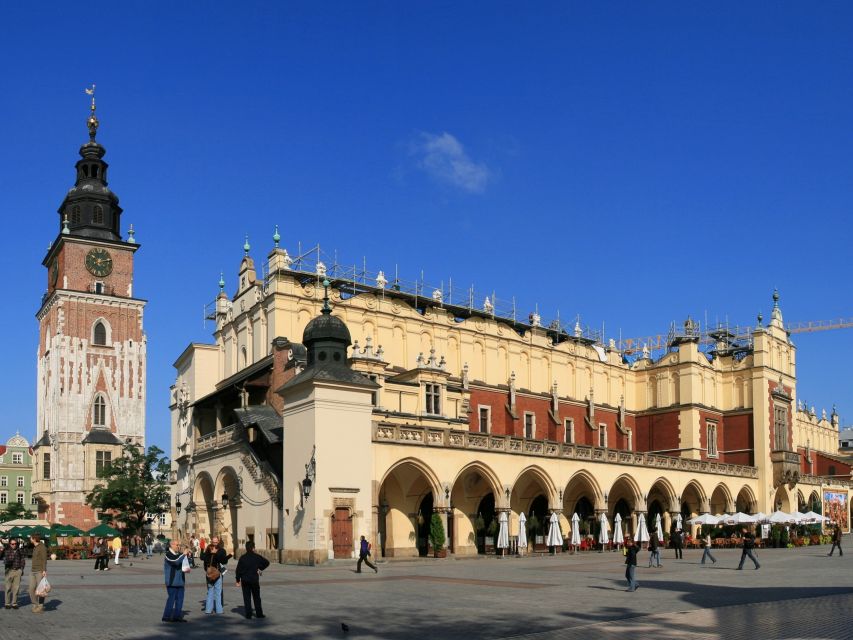 Family Tour of Krakow Old Town with Sweets Factory & Cruise - What the private format changes