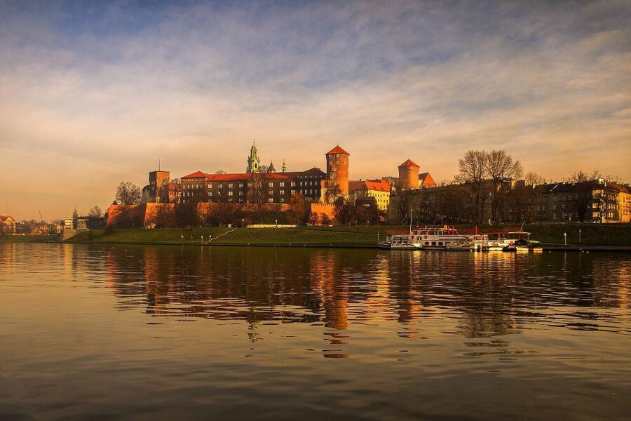 Family Tour of Krakow Old Town with Sweets Factory & Cruise - Meeting point, pickup, and practical timing