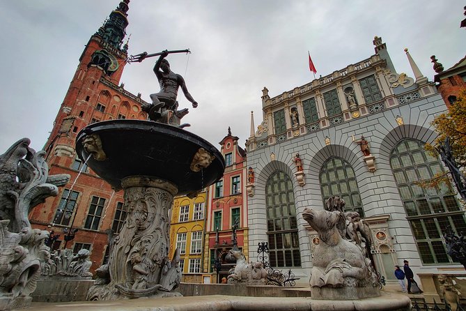 First Time in Gdańsk? Private Tour of Old Gdańsk’s Highlights - Through the gates toward the central streets