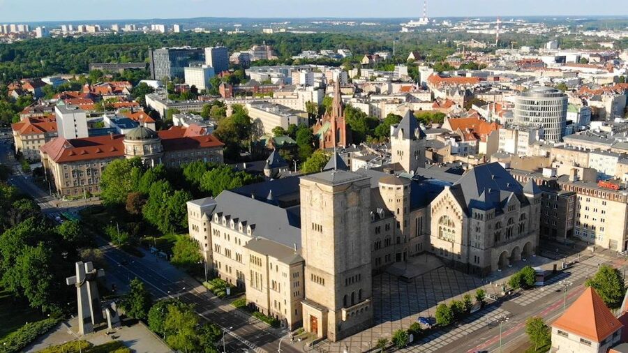 From Golden Age to Fall and Rebirth of Poland - How much history fits into three hours
