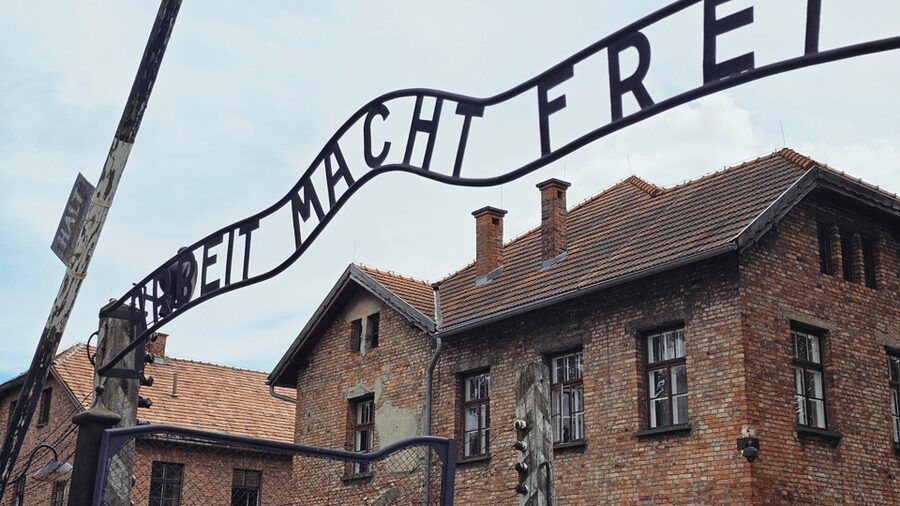 From Krakow: Auschwitz-Birkenau Guided Tour Guaranteed Time - Auschwitz I and the Arbeit macht frei gate
