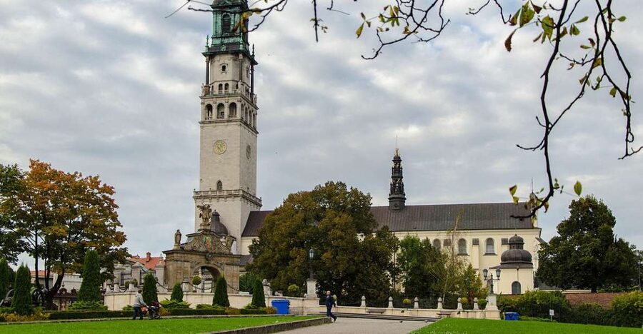 From Krakow: Częstochowa, Black Madonna and Lagiewniki Tour - The guides and the value of having a driver