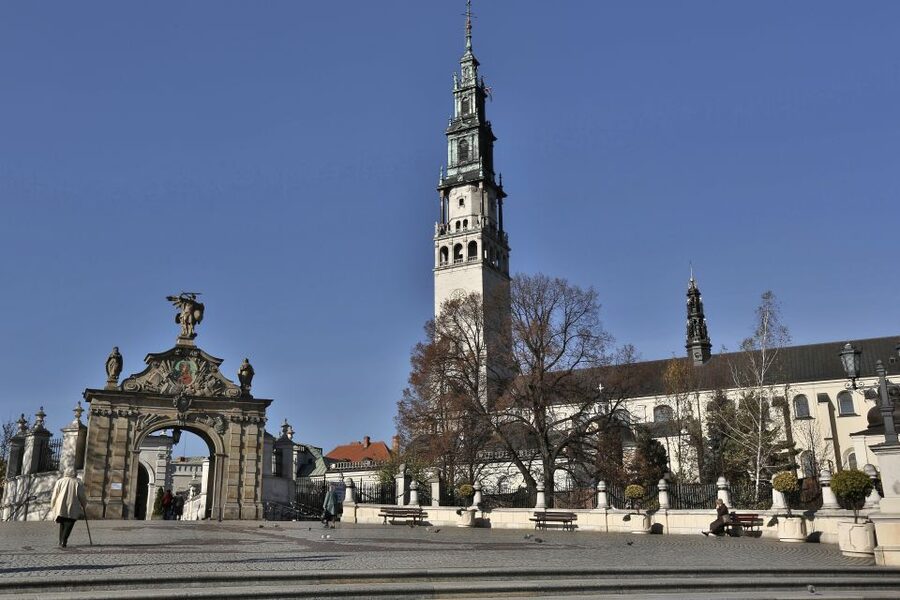 From Krakow: Częstochowa "Black Madonna" Day Tour - Seeing the Black Madonna in the Chapel of Our Lady