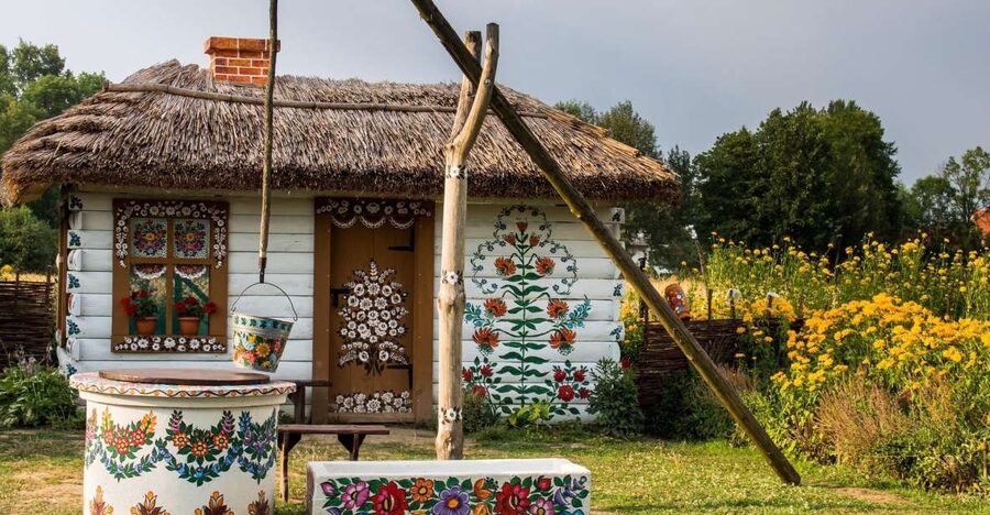 From Krakow: Guided Tour of Zalipie - How the guides shape the day