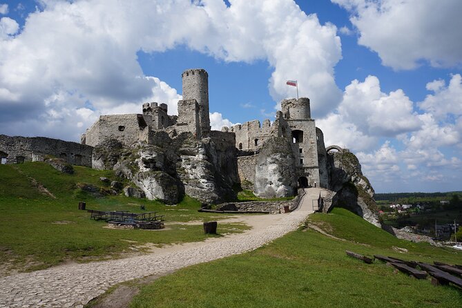 From Krakow: Ojcow National Park and Pieskowa Skala Castle - The winding road through Jurassic rock