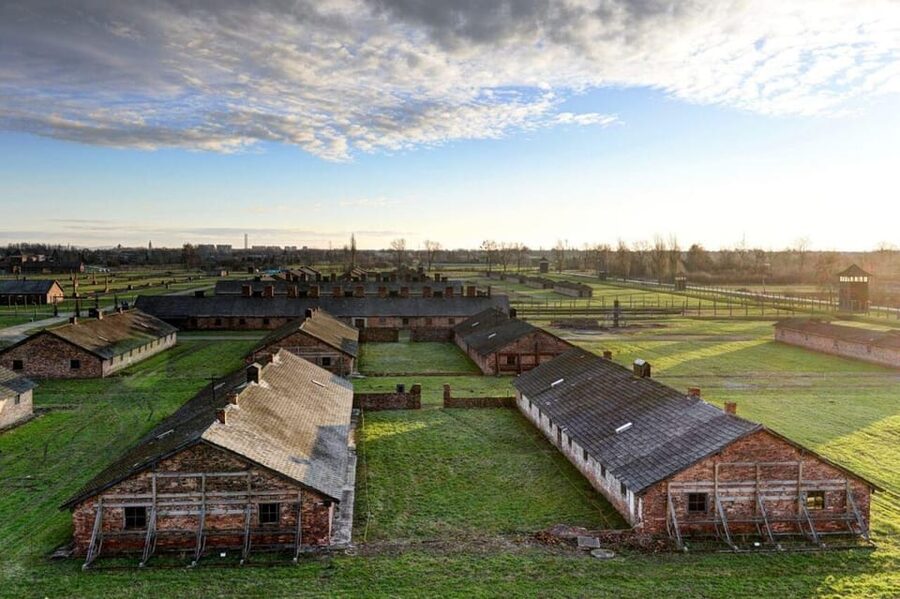 From Krakow: Roundtrip Transportation to Auschwitz Birkenau - Arriving at Auschwitz I and managing the entrance