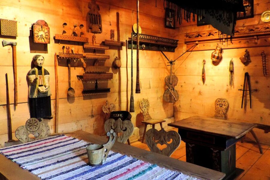 From Krakow: Zakopane Tour with Gubalowka Funicular & Museum - Two hours around Krupówki