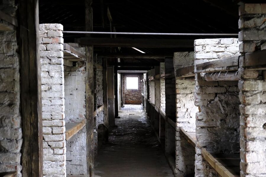 From Warsaw: Auschwitz-Birkenau Guided Tour with Fast Train - The 15-minute break between sites