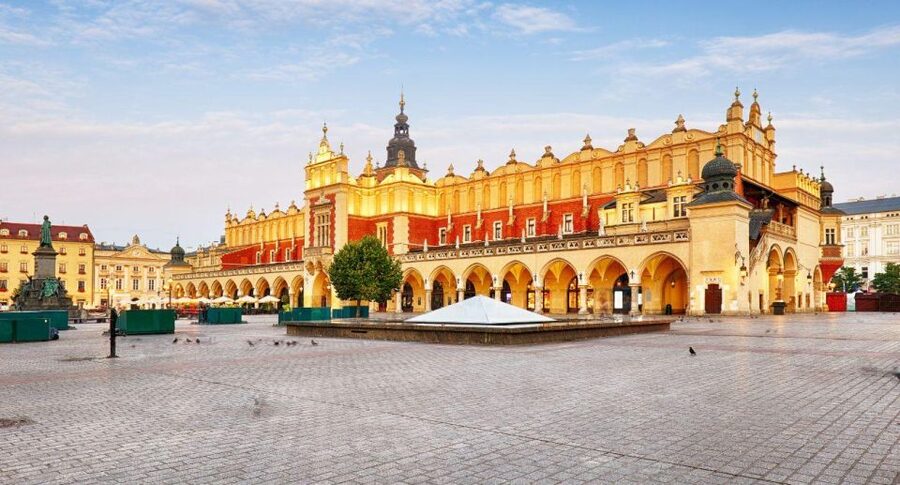 From Warsaw: Guided Tour to Wieliczka Salt Mine and Krakow - Walking 3 km underground