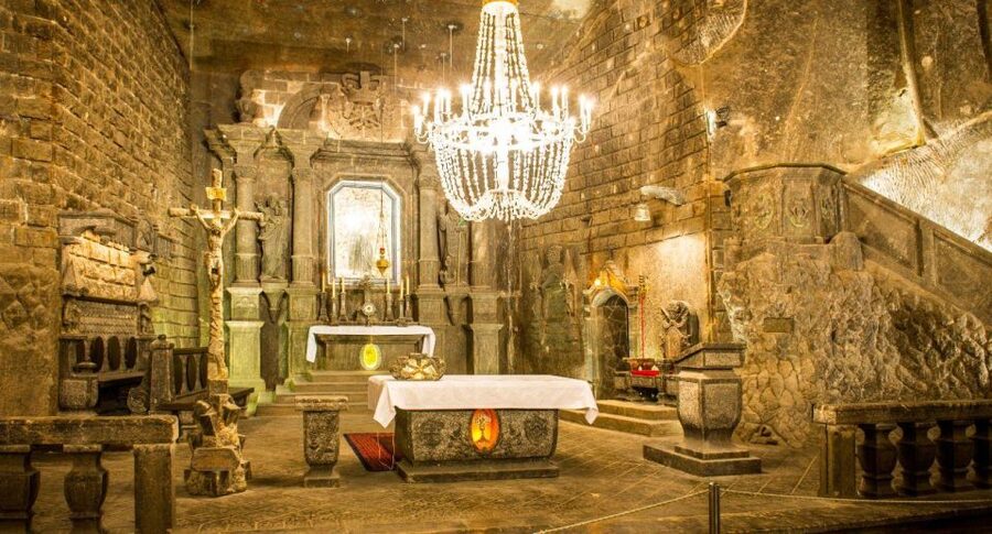 From Warsaw: Guided Tour to Wieliczka Salt Mine and Krakow - Meeting your Krakow driver