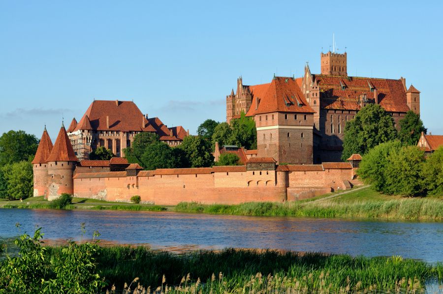 From Warsaw: Tour to Malbork Castle and Gdansk or Sopot - Who should book this 17-hour day