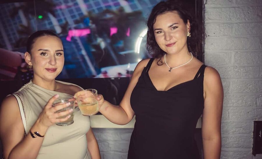 Fun explorers pub Crawl with 1 hour open bar and 3 VIP clubs - Key points