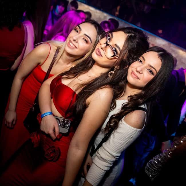 Fun explorers pub Crawl with 1 hour open bar and 3 VIP clubs - A possible free walking tour