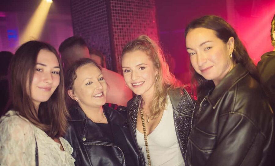 Fun explorers pub Crawl with 1 hour open bar and 3 VIP clubs - Meeting the guide at Rynek Glowny