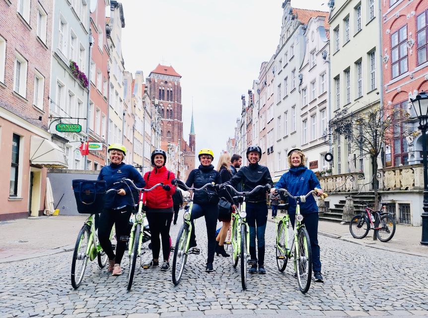 Gdansk: Basic Bike Tour - From city sightseeing to the shipyards