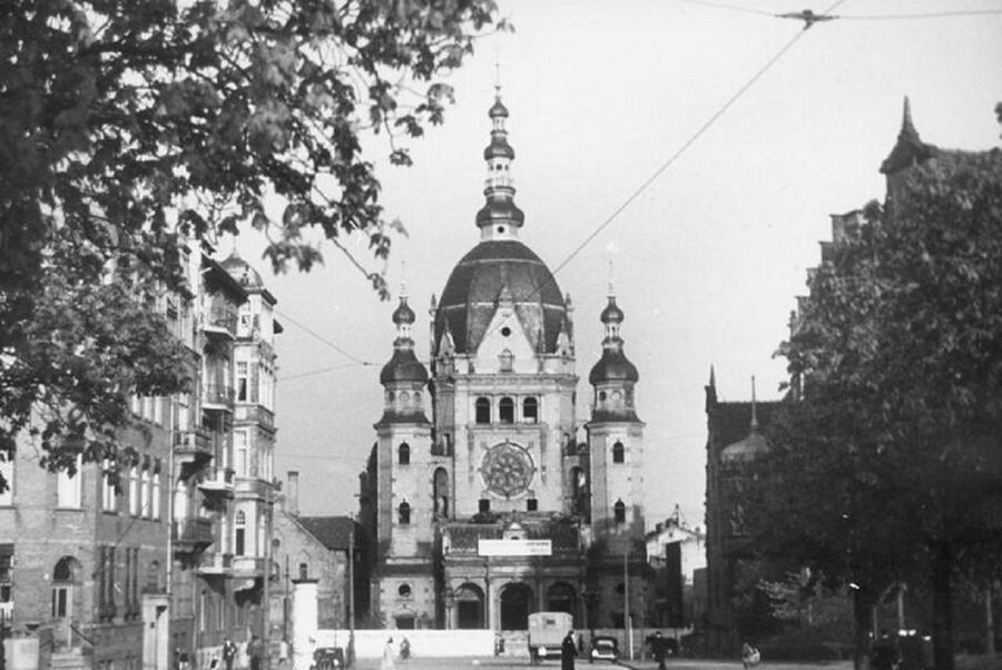 Gdansk: Jewish Heritage Guided Private Walking Tour - Old Town architecture with a Jewish story