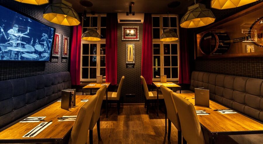 Gdansk: Legendary Burger and Zywiec Beer at Hard Rock Cafe - Ninety-six pieces of memorabilia on the walls
