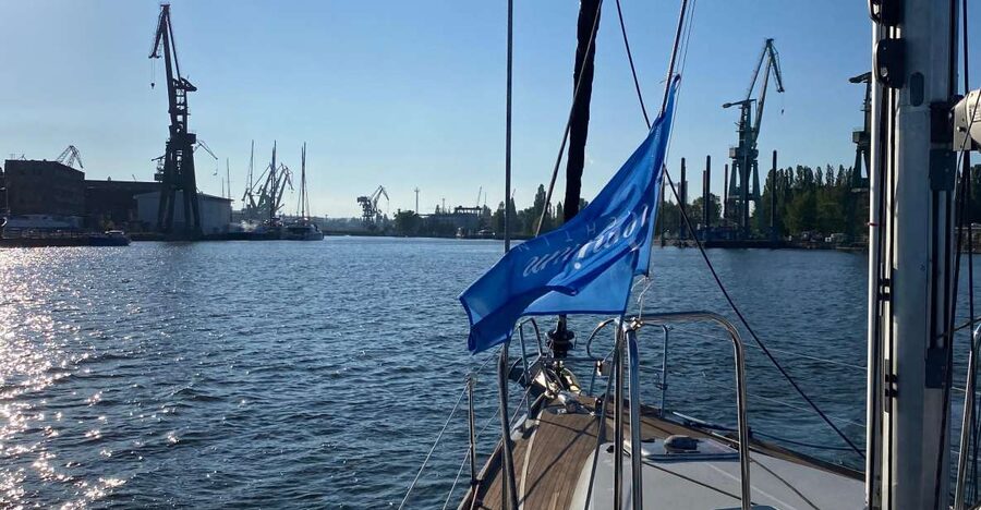 Gdańsk: Motlawa and Port yacht cruise with Welcome Drink - The long approach through Gdańsk’s working port