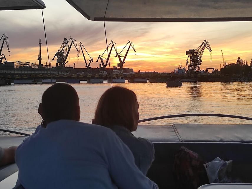 Gdańsk: Motława River Eco Cruise at Sunset with Prosecco - Twenty minutes toward the historic shipyard