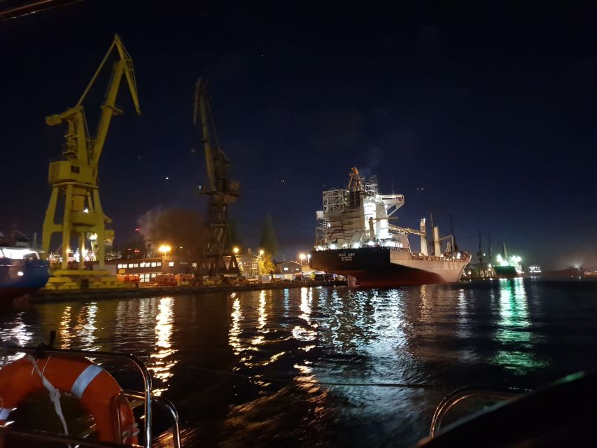 Gdansk: Scenic Evening Yacht Cruise with Welcome Drink - The best time to sit outside