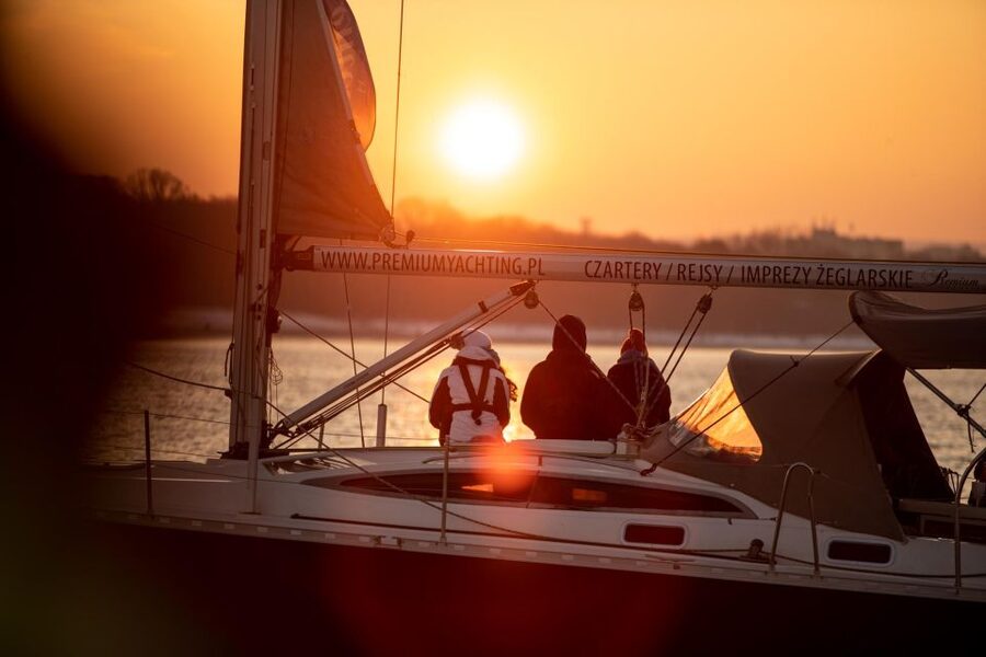 Gdańsk: Scenic Sunset Cruise with Welcome Drink - The historic waterfront: Ołowianka, Sołdek, and the old crane