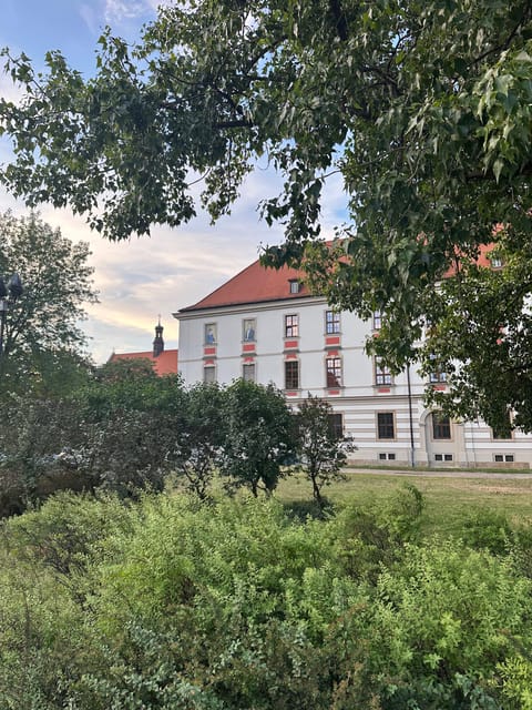 Group city tour (walking tour) through Wroclaw in German - Cathedral Island gives the tour a strong finish