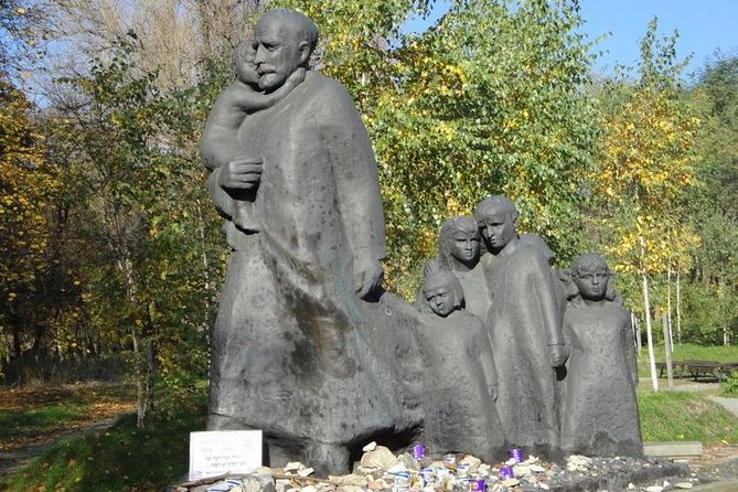 Jewish heritage in Warsaw - Warsaw Ghetto memorials: Mila 18 and the Uprising