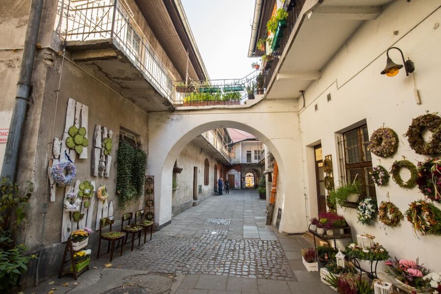 Kazimierz, Schindler's Factory & Ghetto Guided Tour - The Remuh, Kupa, and Tempel synagogues