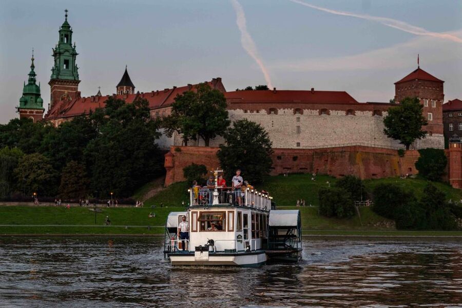 Krakow: 1-Hour Evening Vistula River Cruise - Bridges, convent walls, and the Dębniki district