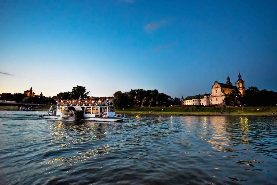 Krakow: 1-Hour Evening Vistula River Cruise - Cricoteka and the route toward Kazimierz