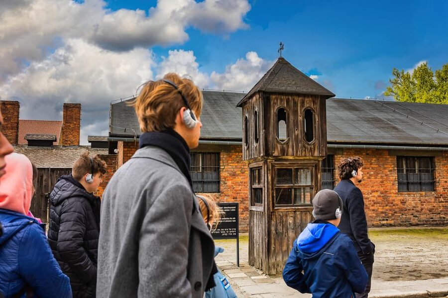 Krakow: Auschwitz-Birkenau Guided Tour and Private Transport - The 90-minute ride from Krakow