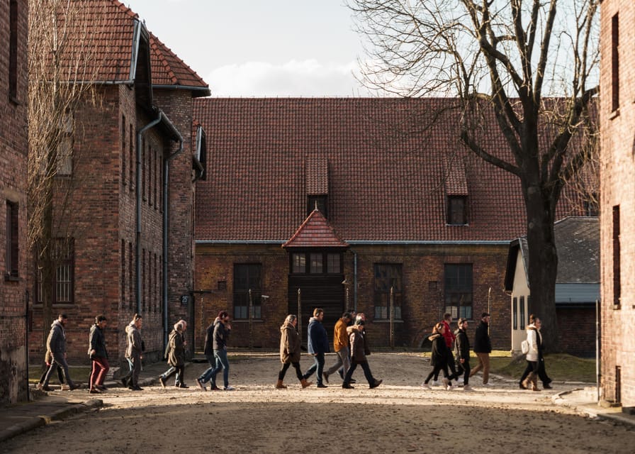 Krakow: Auschwitz-Birkenau Guided Tour and Private Transport - The group experience and the audio system