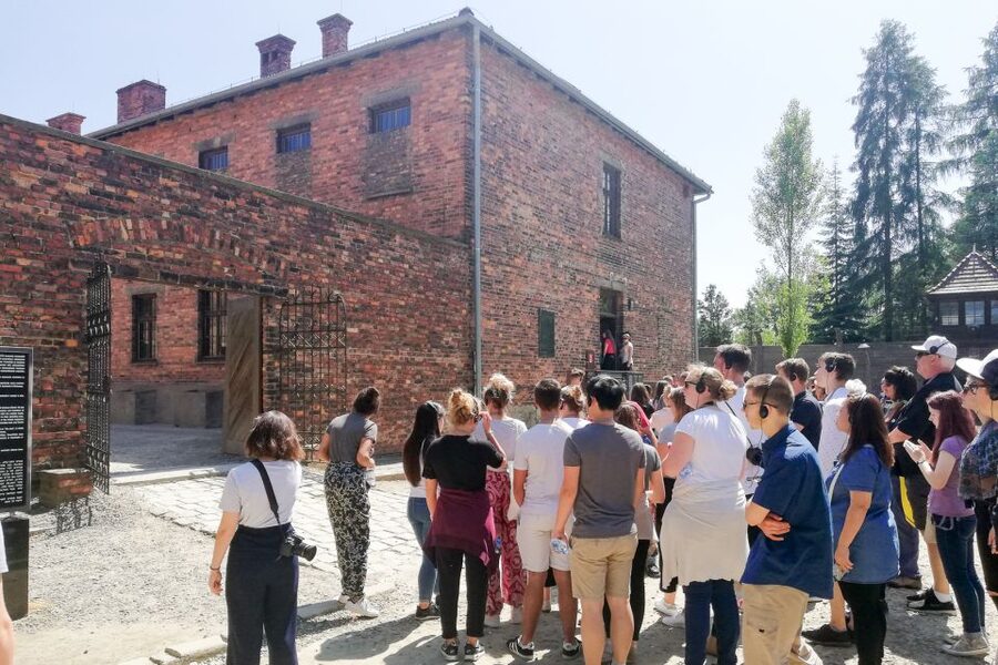 Krakow: Auschwitz Guided Tour with Pickup and Optional Lunch - The short break between the two camps