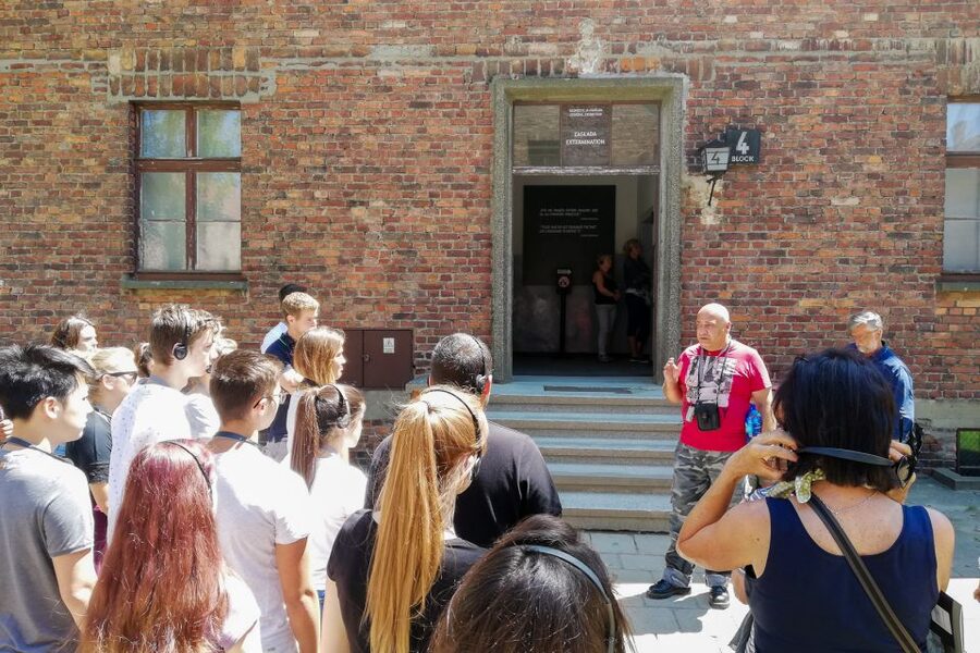 Krakow: Auschwitz Guided Tour with Pickup and Optional Lunch - Guide quality makes the biggest difference