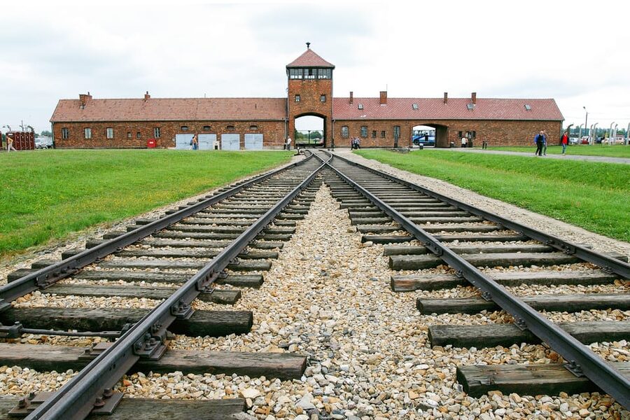 Krakow: Auschwitz & Wieliczka Salt Mine Guided Day Tour - The break in Oswiecim