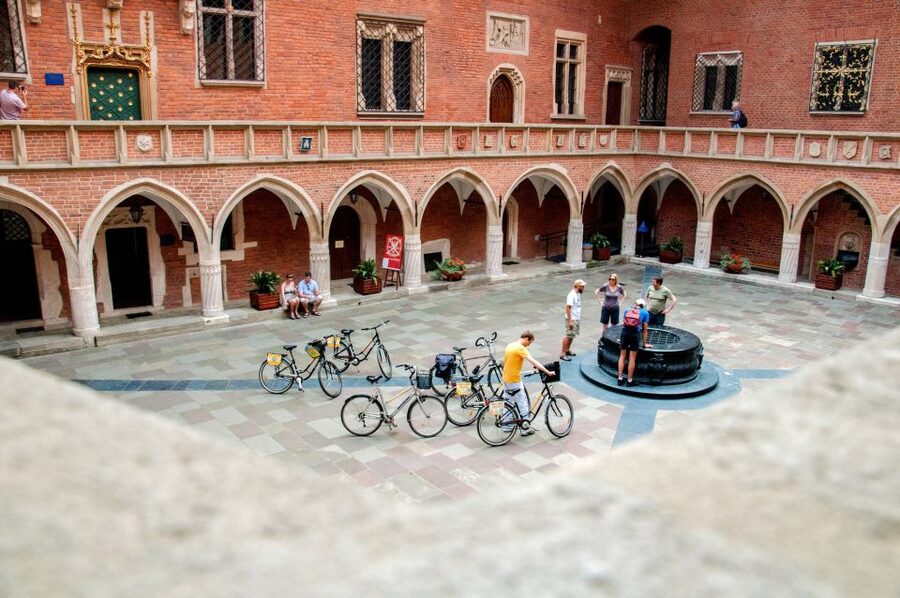 Krakow: Bike Tour of Old Town, Jewish Quarter and the Ghetto - Wawel Castle, the river, and the dragon