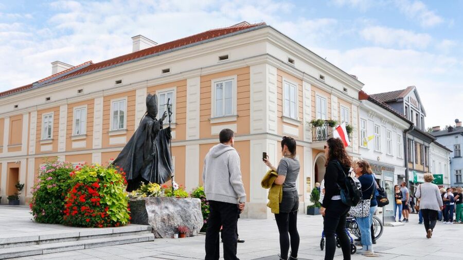 Krakow: Black Madonna of Częstochowa & Home of John Paul II - The school, monument, and a useful photo stop