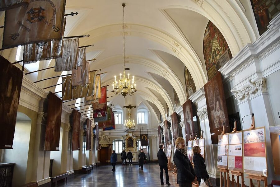 Krakow: Black Madonna Sanctuary of Czestochowa - Guided Tour - Dress, walking, and practical limits