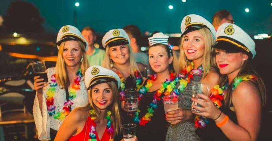 Krakow: Boat Party with Unlimited Drinks - A floating start on the Vistula