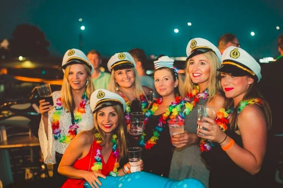 Krakow: Boat Party with Unlimited Drinks - What the two-hour open bar really includes