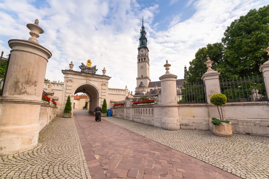 Krakow: Day Trip to Częstochowa - Arriving at the Jasna Góra monastery