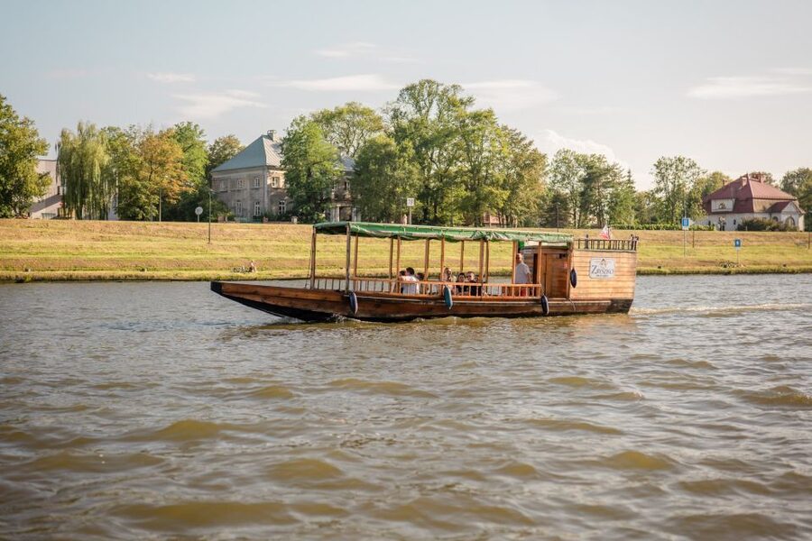 Krakow: Early Bird Vistula River Sightseeing Cruise - What the audio guide adds