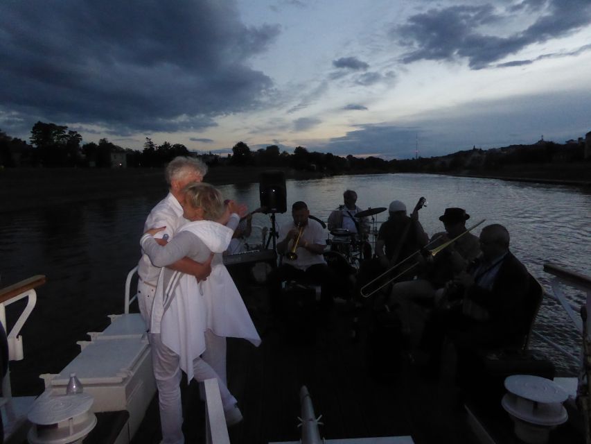 Krakow: Evening Cruise with a Glass of Wine - Choosing your seat, drink, and deck